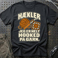 
Hækler – Jeg er helt hooked på garn – Unisex T-Shirt – Sort