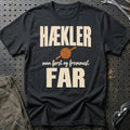 
Hækler – Men først og fremmest far – Unisex T-Shirt – Sort