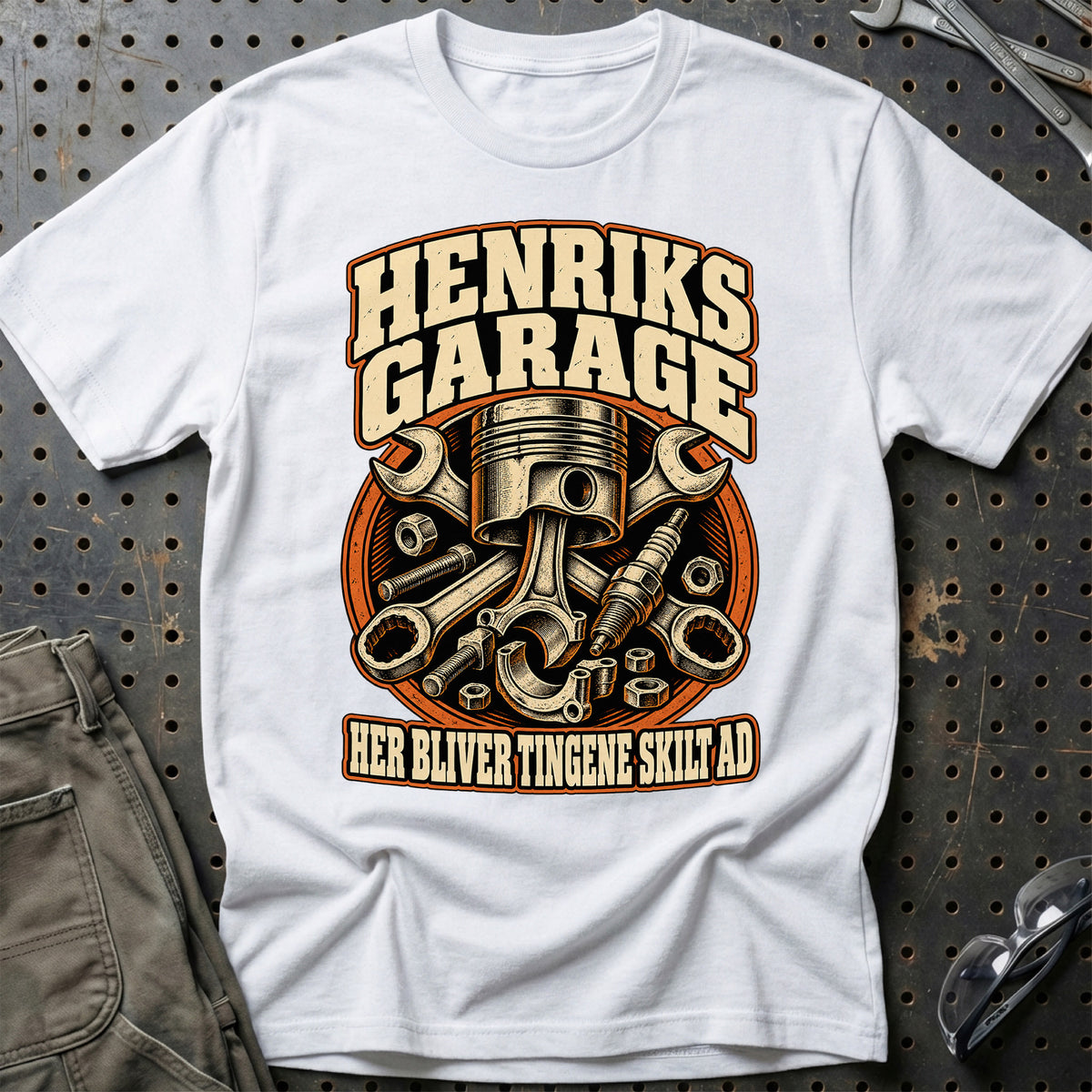 Henriks garage – Her bliver tingene skilt ad T-Shirt – Hvid