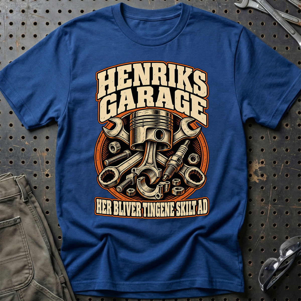 Henriks garage – Her bliver tingene skilt ad T-Shirt – Blå Royal