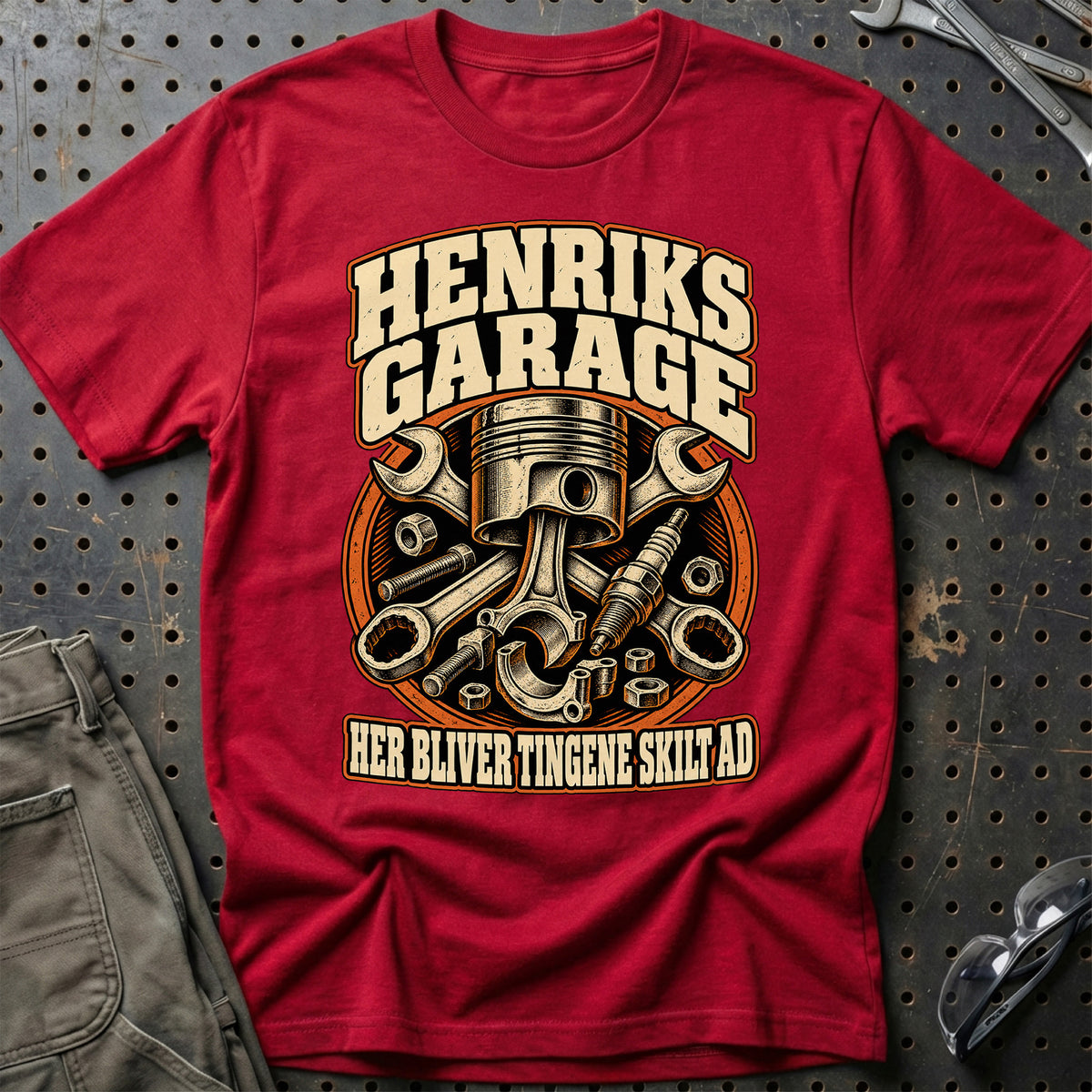 Henriks garage – Her bliver tingene skilt ad T-Shirt – Rød