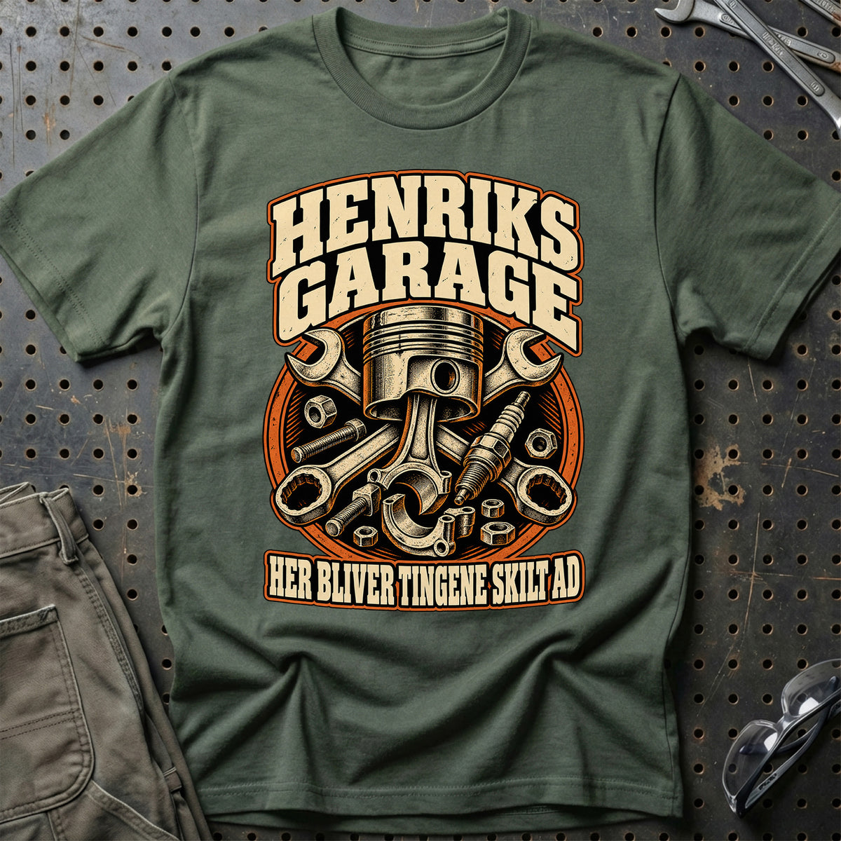 Henriks garage – Her bliver tingene skilt ad T-Shirt – Grøn Militær
