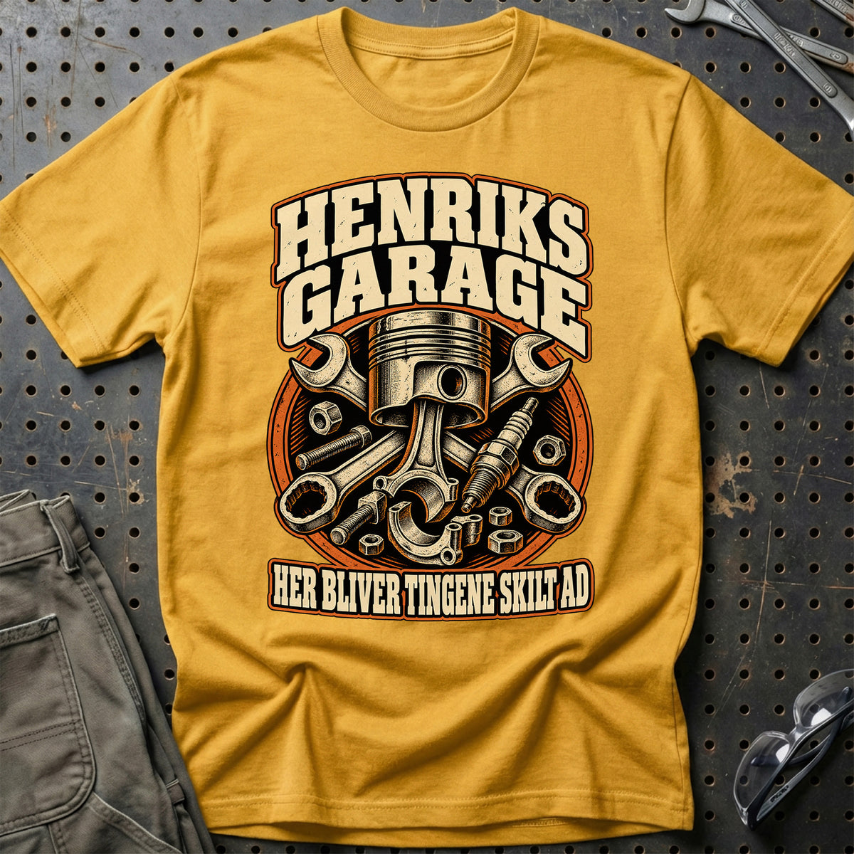 Henriks garage – Her bliver tingene skilt ad T-Shirt – Guld