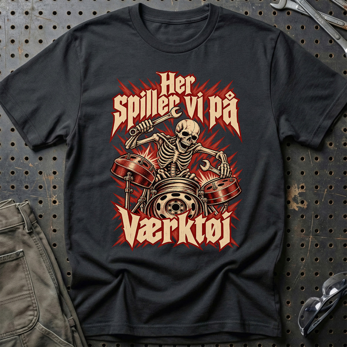 Her spiller vi på værktøj – Rock T-Shirt – Sort