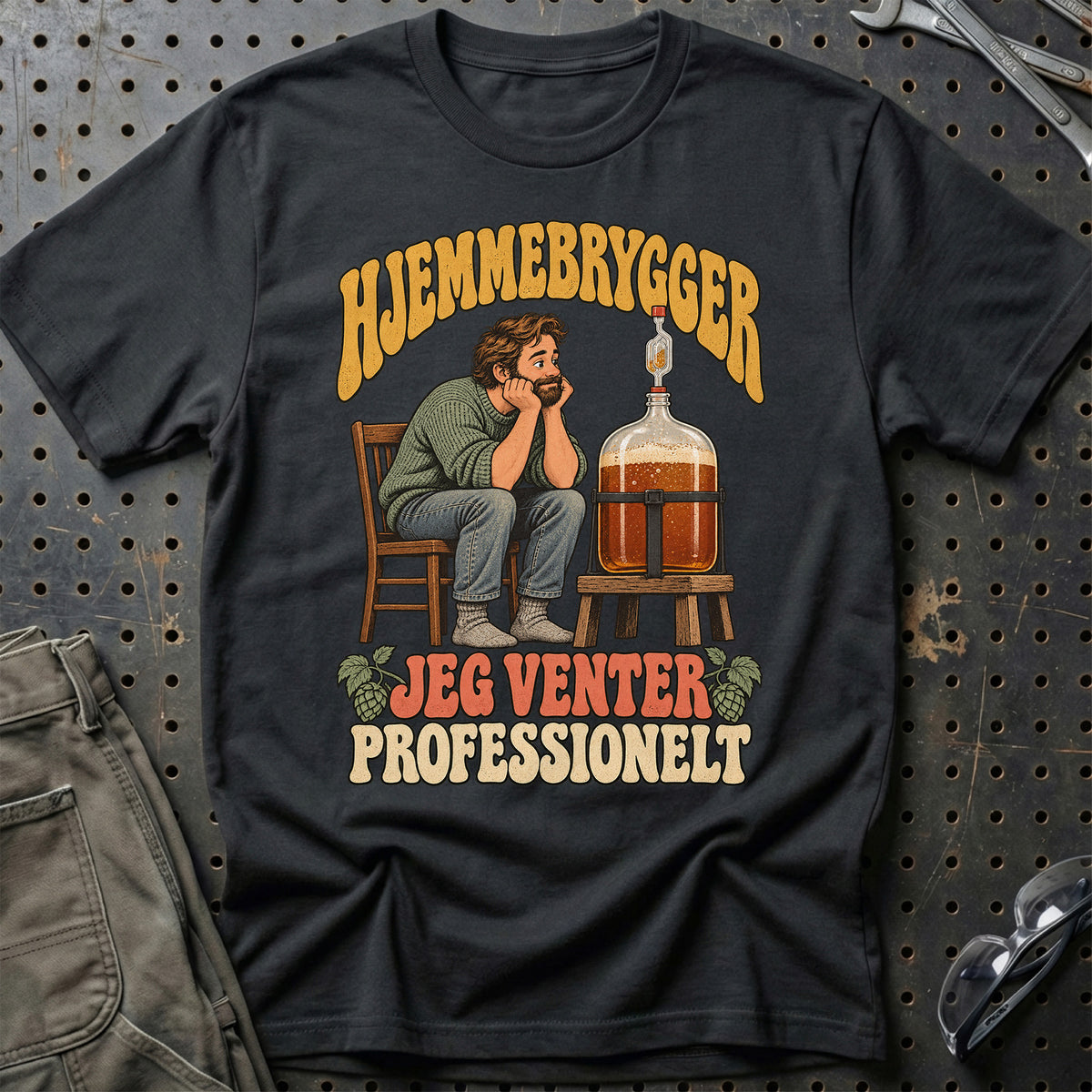 
Hjemmebrygger – Hjemmebrygger jeg venter professionelt – Unisex T-Shirt med tryk foran, farve: Sort