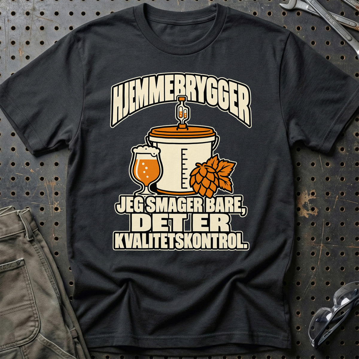 
Hjemmebrygger – Jeg smager bare, det er kvalitetskontrol – Unisex T-Shirt – Sort