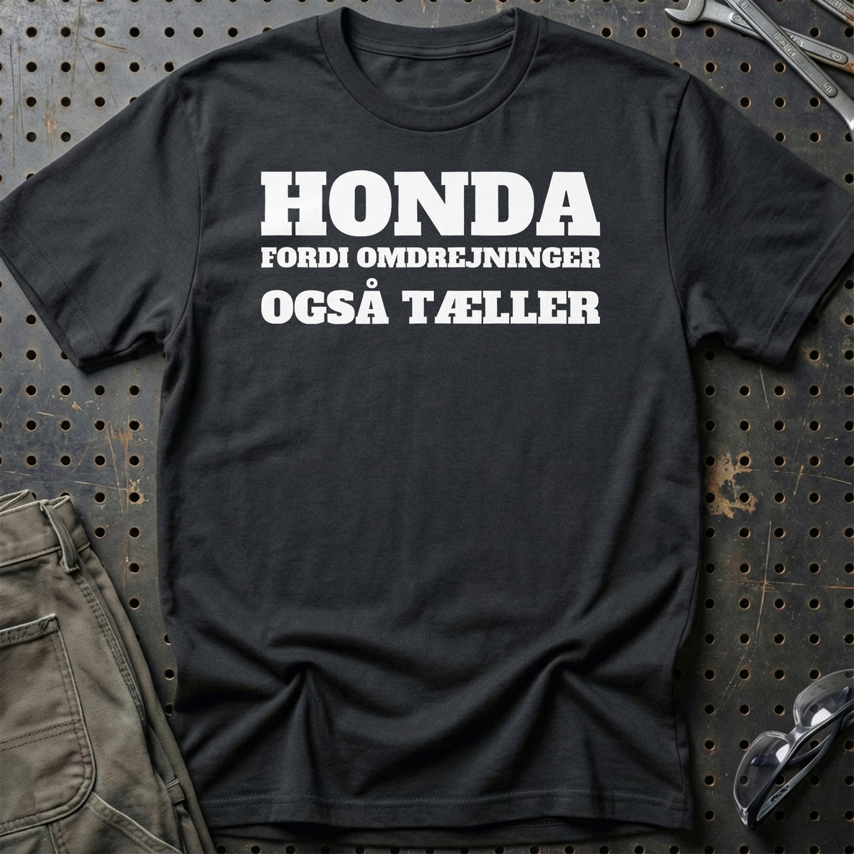Honda – Fordi Omdrejninger Også Tæller T-Shirt – Sort