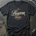 
Husqvarna Garage – Pinstripe – Unisex T-Shirt med tryk foran, farve: Sort