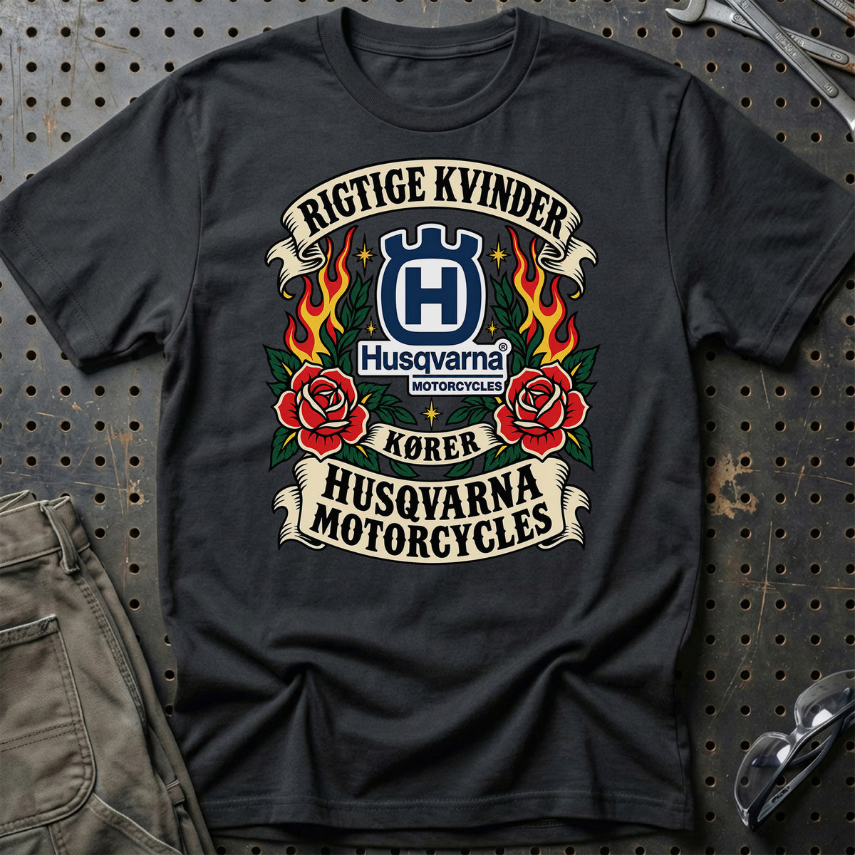 Husqvarna Motorcycles Rigtige Kvinder Kører – Roser og Flammer T-Shirt – Sort