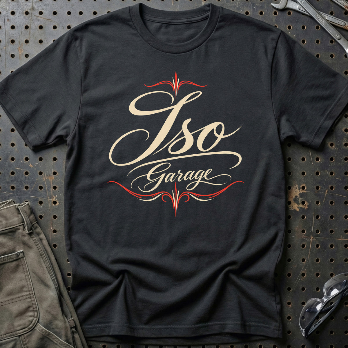 
Iso Garage – Pinstripe – Unisex T-Shirt med tryk foran, farve: Sort