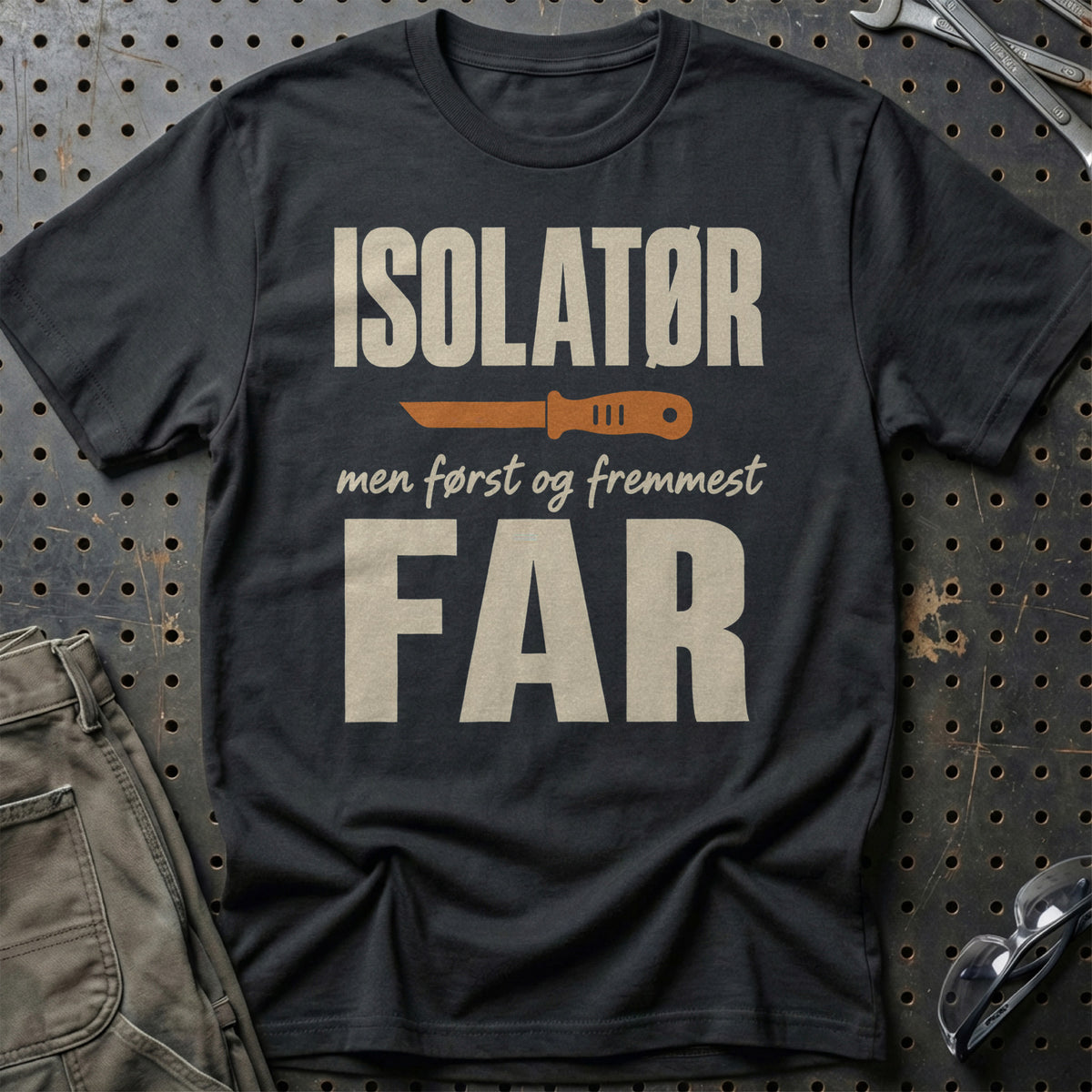 Isolatør – Men Først Og Fremmest Far T-Shirt – Sort