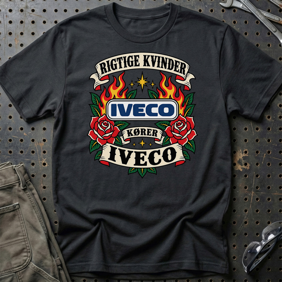 Iveco Rigtige Kvinder Kører – Roser og Flammer T-Shirt – Sort