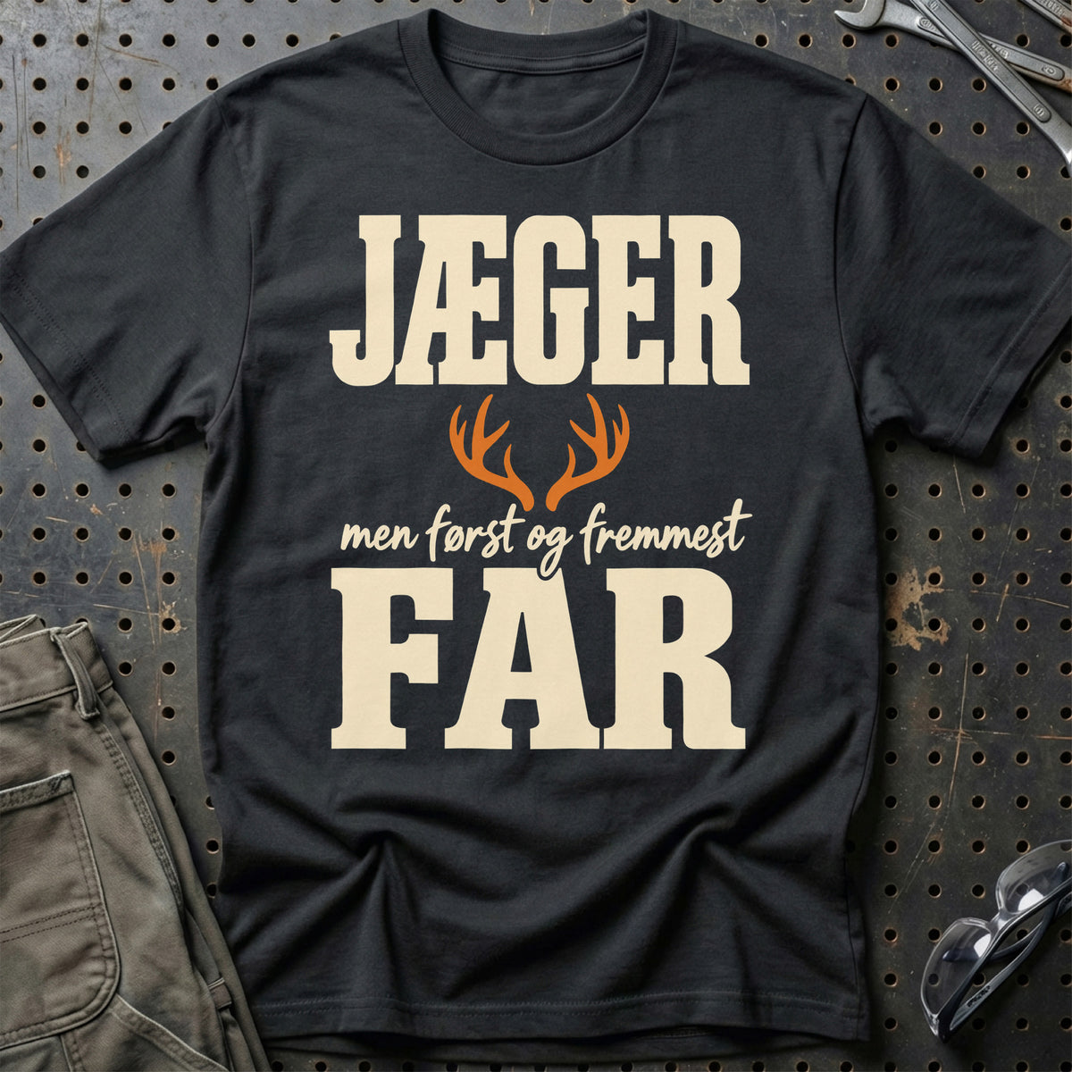 
Jæger – Men først og fremmest far – Unisex T-Shirt – Sort