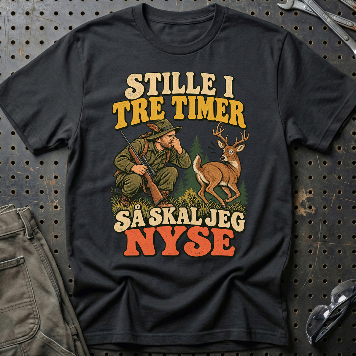 
Jæger – Stille i tre timer så skal jeg nyse – Unisex T-Shirt med tryk foran, farve: Sort
