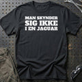 Jaguar – Man Skynder Sig Ikke I En Jaguar T-Shirt – Sort