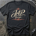 
JAP Garage – Pinstripe – Unisex T-Shirt med tryk foran, farve: Sort