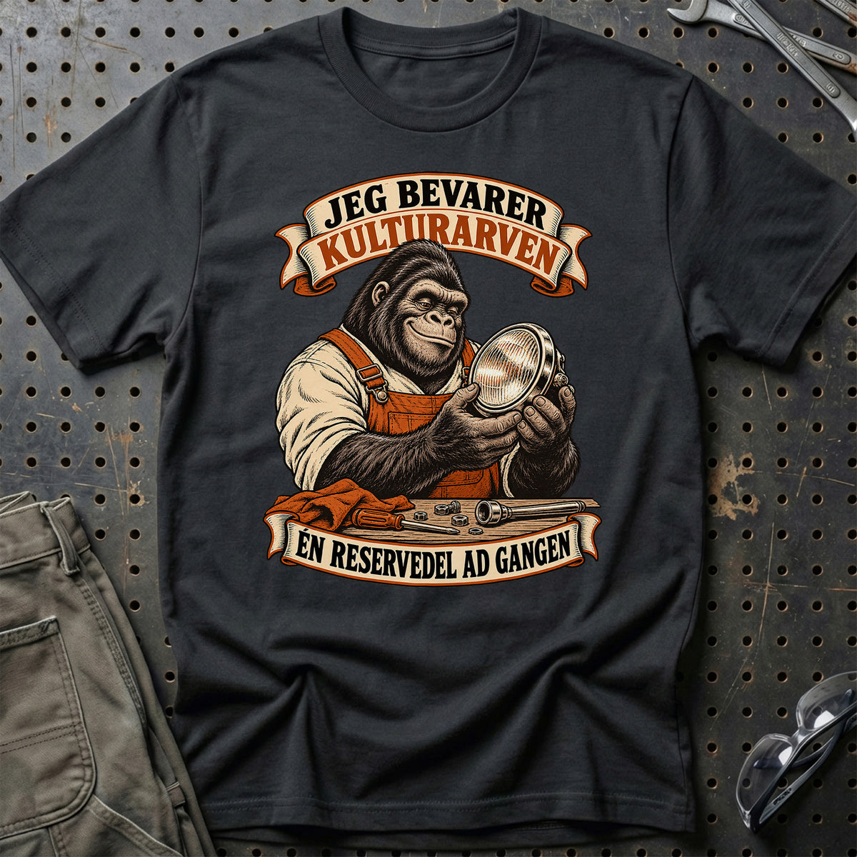Jeg bevarer kulturarven – Én reservedel ad gangen T-Shirt – Sort