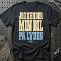 
Jeg kender min bil på lyden – Tekst – Unisex T-Shirt med tryk foran, farve: Sort