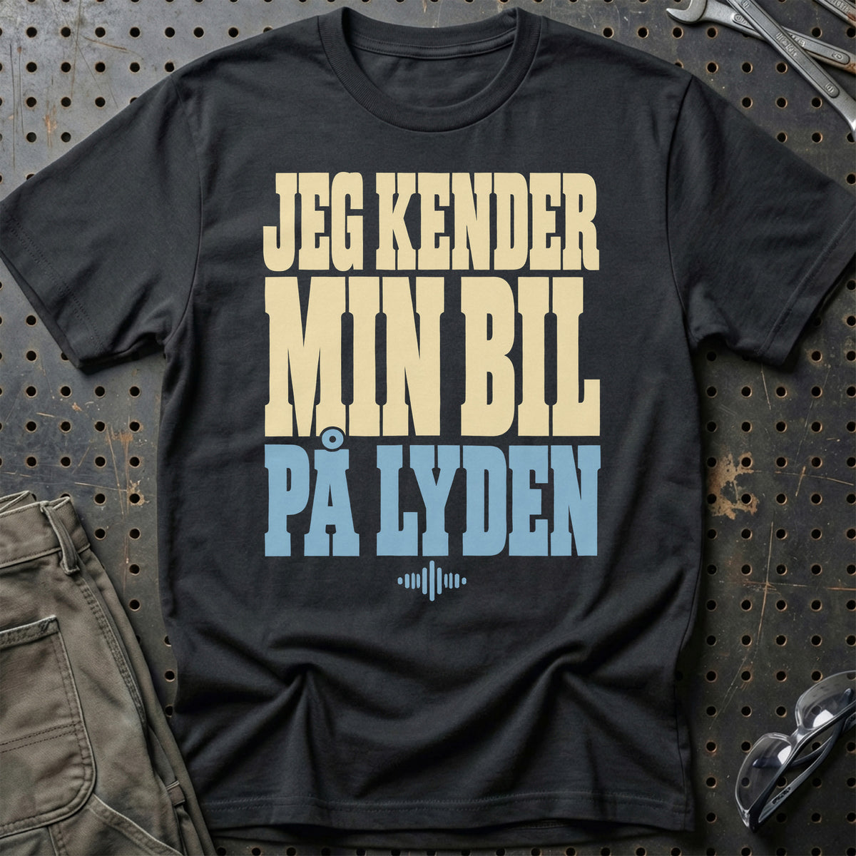 
Jeg kender min bil på lyden – Tekst – Unisex T-Shirt med tryk foran, farve: Sort