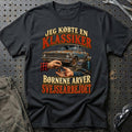 
Jeg købte en klassiker – Børnene arver svejsearbejdet – Illustration – Unisex T-Shirt – Sort