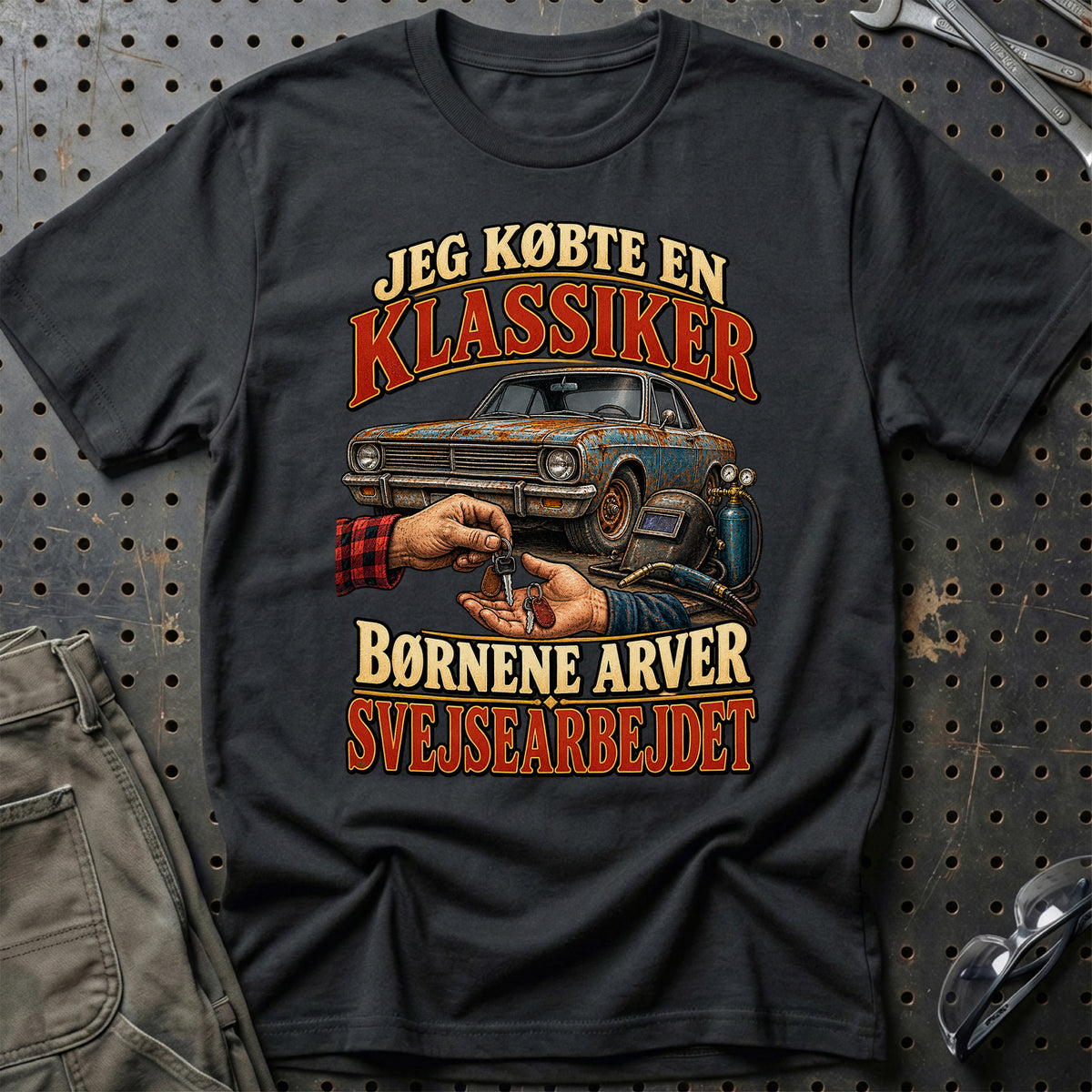 
Jeg købte en klassiker – Børnene arver svejsearbejdet – Illustration – Unisex T-Shirt – Sort