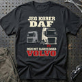 Jeg Kører DAF – Men Mit Hjerte Siger Volvo T-Shirt – Sort