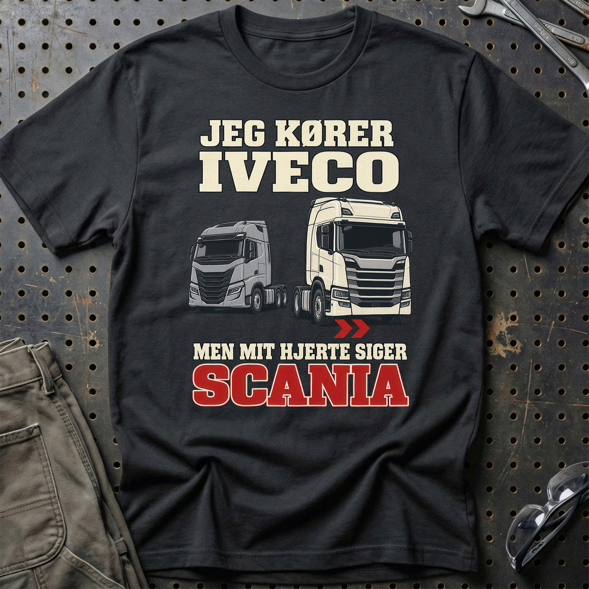 Jeg Kører IVECO – Men Mit Hjerte Siger Scania T-Shirt – Sort