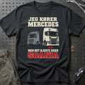 Jeg Kører Mercedes – Men Mit Hjerte Siger Scania T-Shirt – Sort