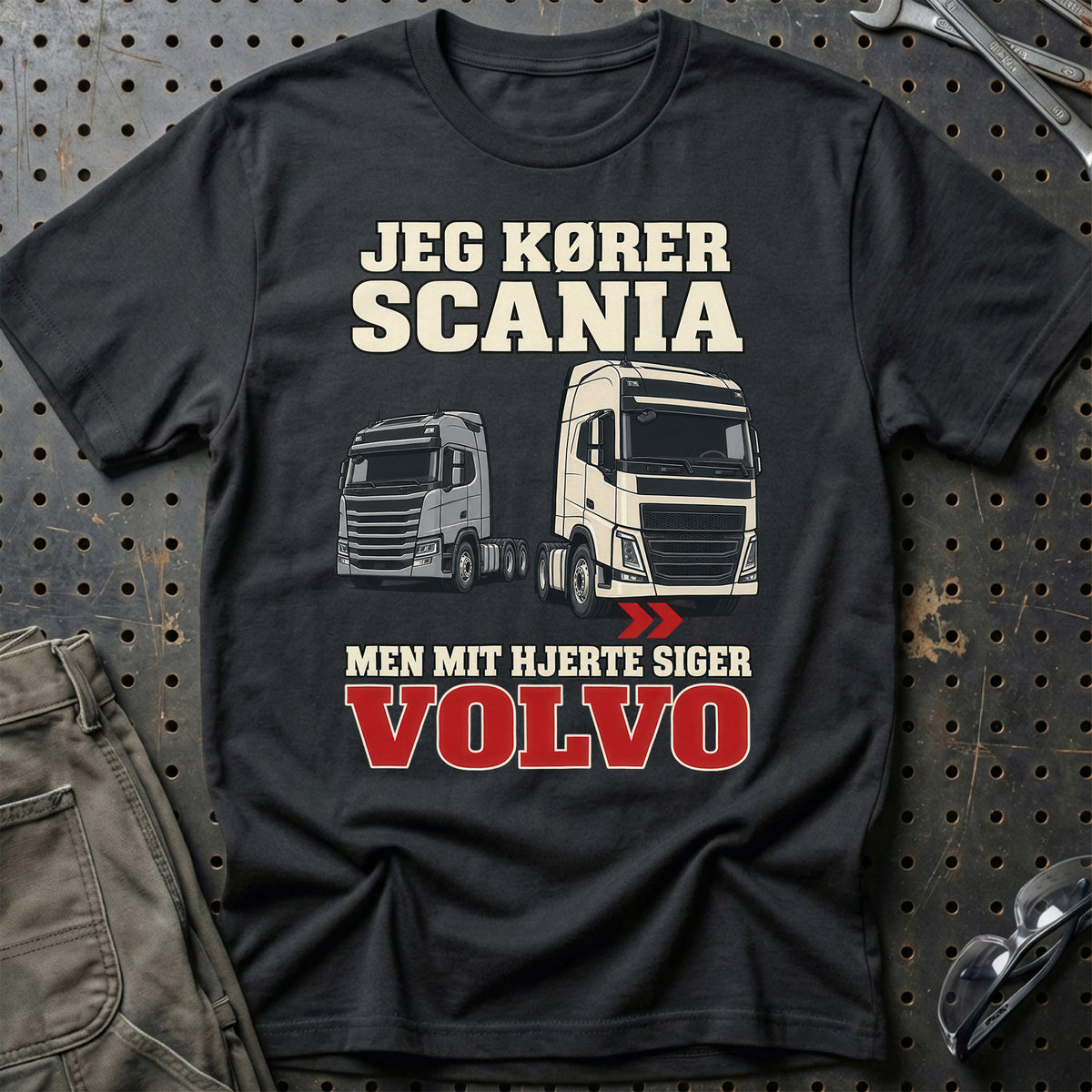 Jeg Kører Scania – Men Mit Hjerte Siger Volvo T-Shirt – Sort