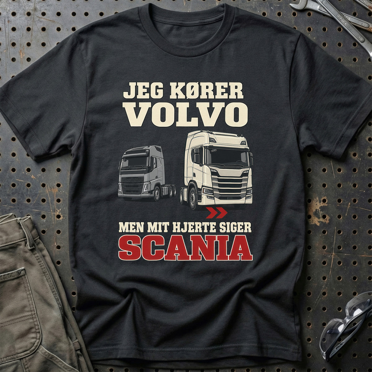 Jeg Kører Volvo – Men Mit Hjerte Siger Scania T-Shirt – Sort