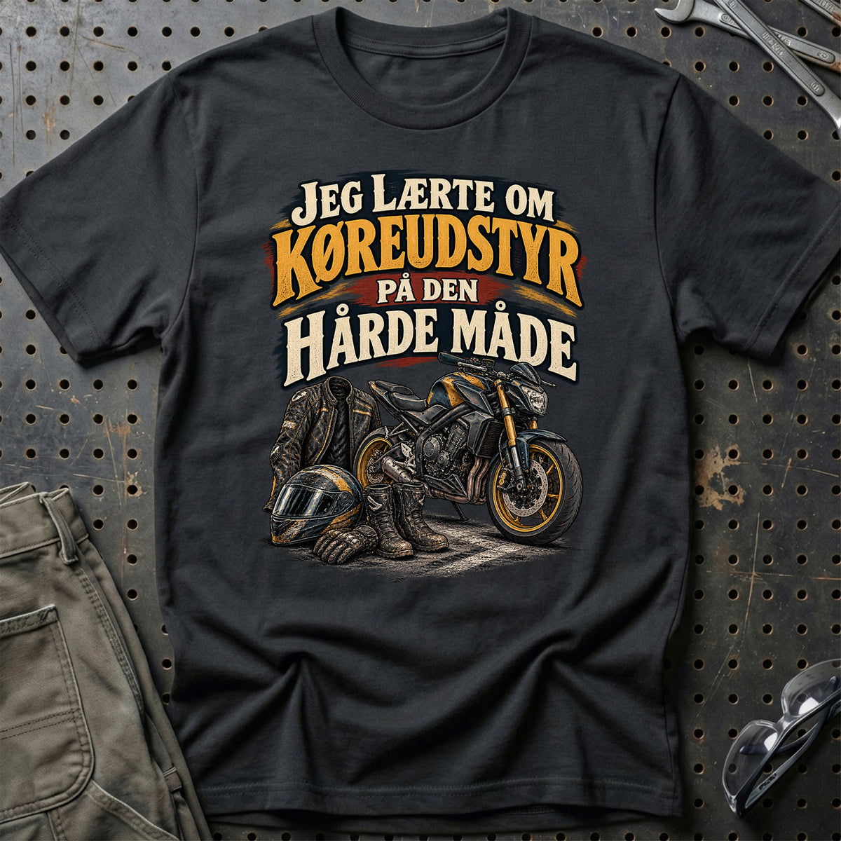 
Jeg lærte om køreudstyr på den hårde måde – Illustration – Unisex T-Shirt – Sort