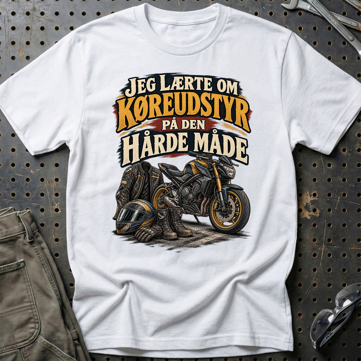 
Jeg lærte om køreudstyr på den hårde måde – Illustration – Unisex T-Shirt – Hvid