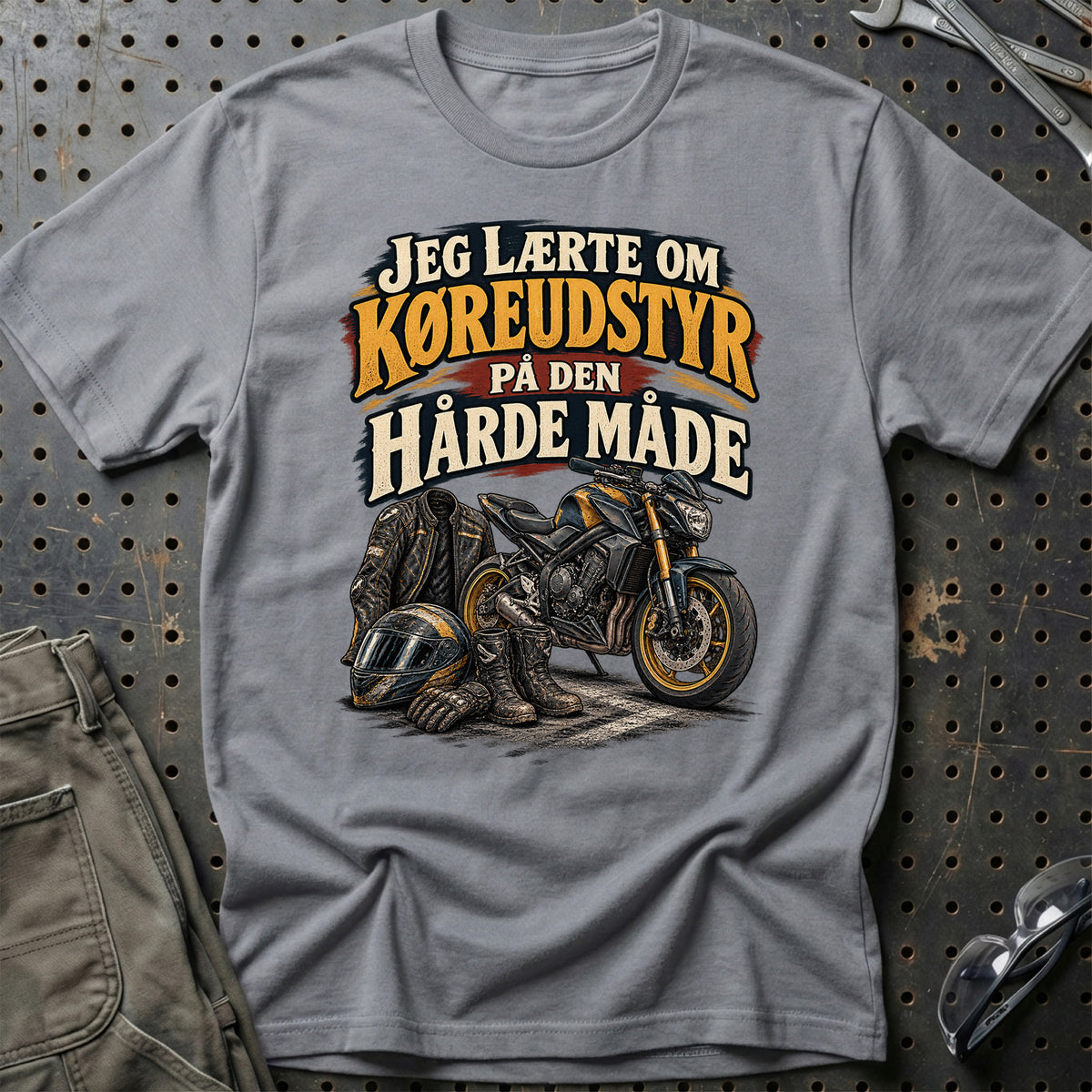 
Jeg lærte om køreudstyr på den hårde måde – Illustration – Unisex T-Shirt – Grå Sport