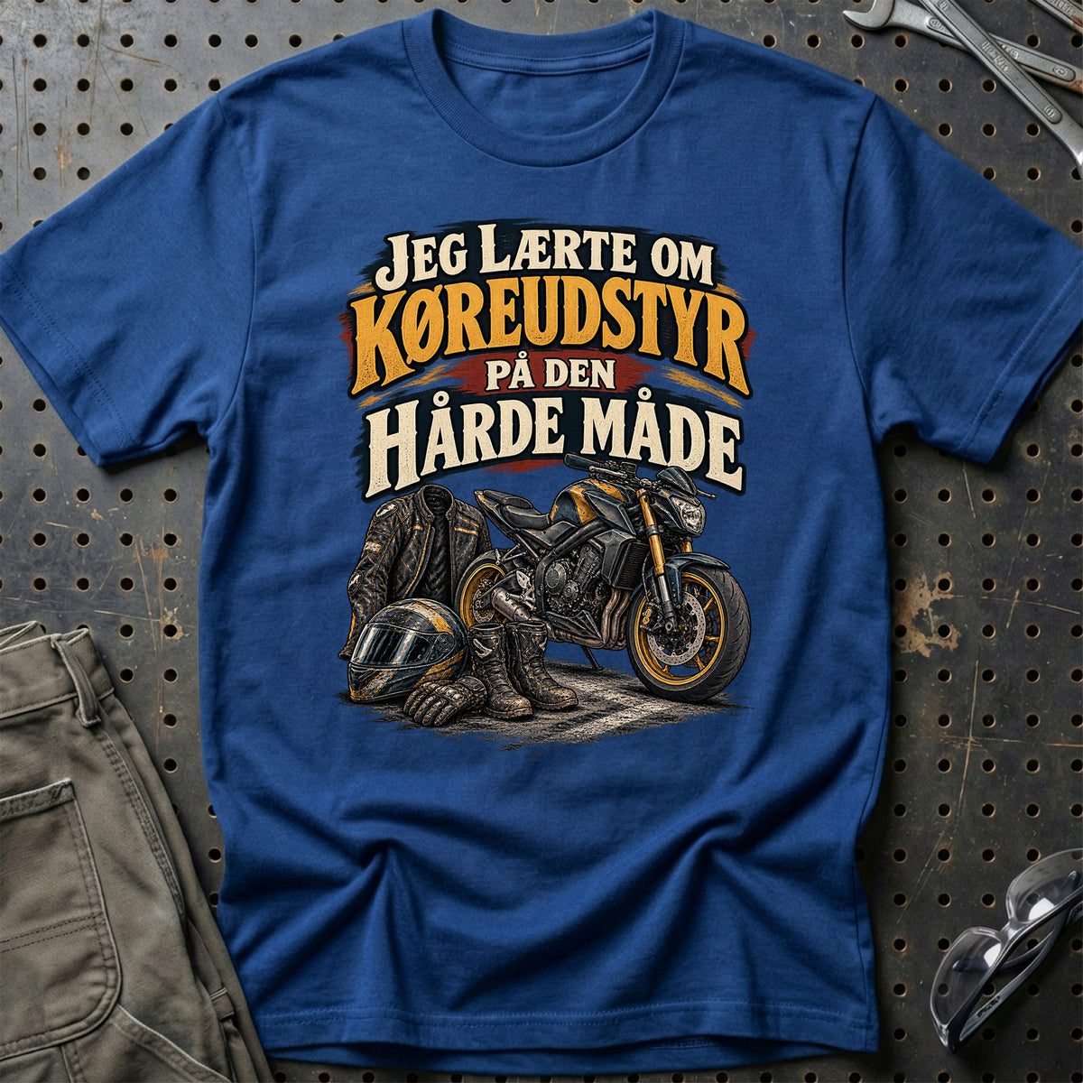 
Jeg lærte om køreudstyr på den hårde måde – Illustration – Unisex T-Shirt – Blå Royal