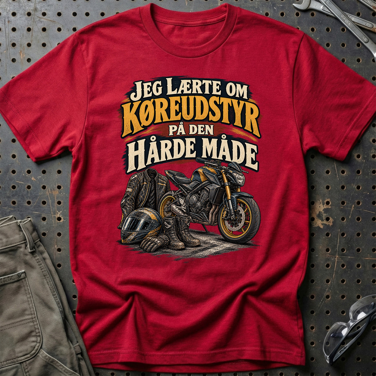 
Jeg lærte om køreudstyr på den hårde måde – Illustration – Unisex T-Shirt – Rød