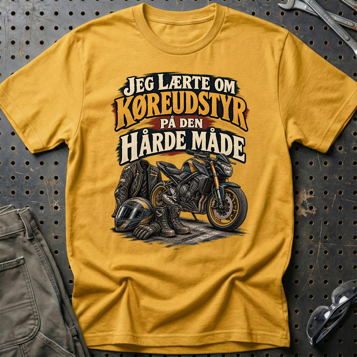 
Jeg lærte om køreudstyr på den hårde måde – Illustration – Unisex T-Shirt – Guld