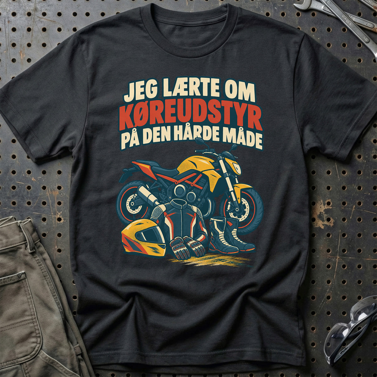 
Jeg lærte om køreudstyr på den hårde måde – Retro – Unisex T-Shirt – Sort
