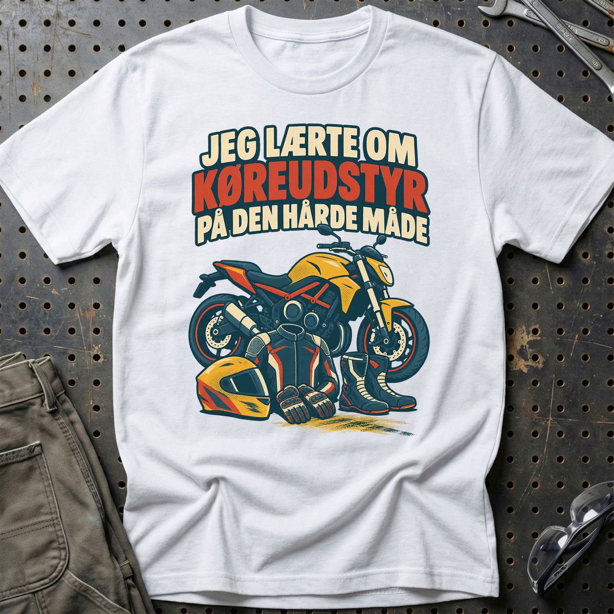 
Jeg lærte om køreudstyr på den hårde måde – Retro – Unisex T-Shirt – Hvid