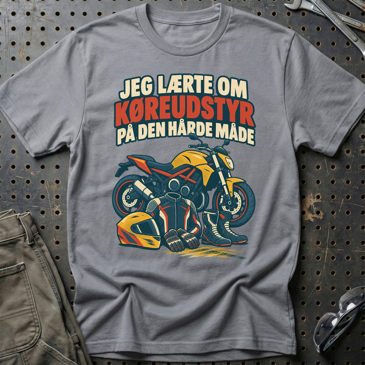 
Jeg lærte om køreudstyr på den hårde måde – Retro – Unisex T-Shirt – Grå Sport