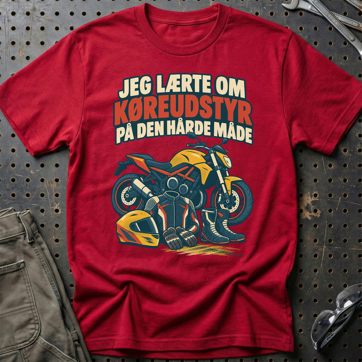 
Jeg lærte om køreudstyr på den hårde måde – Retro – Unisex T-Shirt – Rød