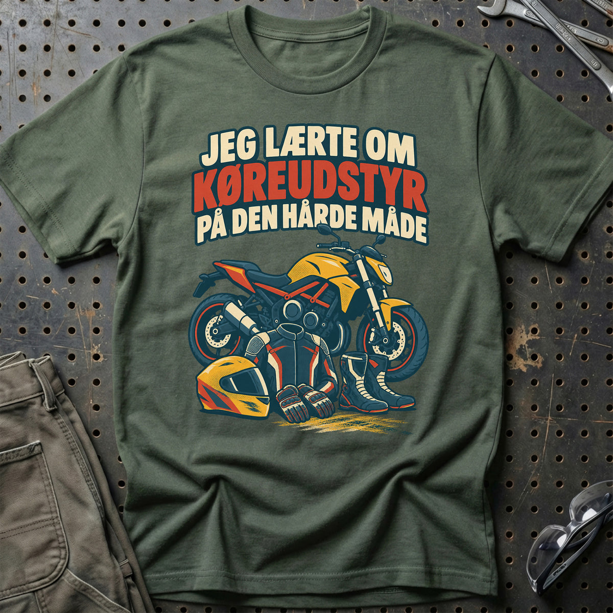 
Jeg lærte om køreudstyr på den hårde måde – Retro – Unisex T-Shirt – Grøn Militær