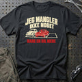 Jeg mangler ikke noget bare en bil mere T-Shirt – Sort