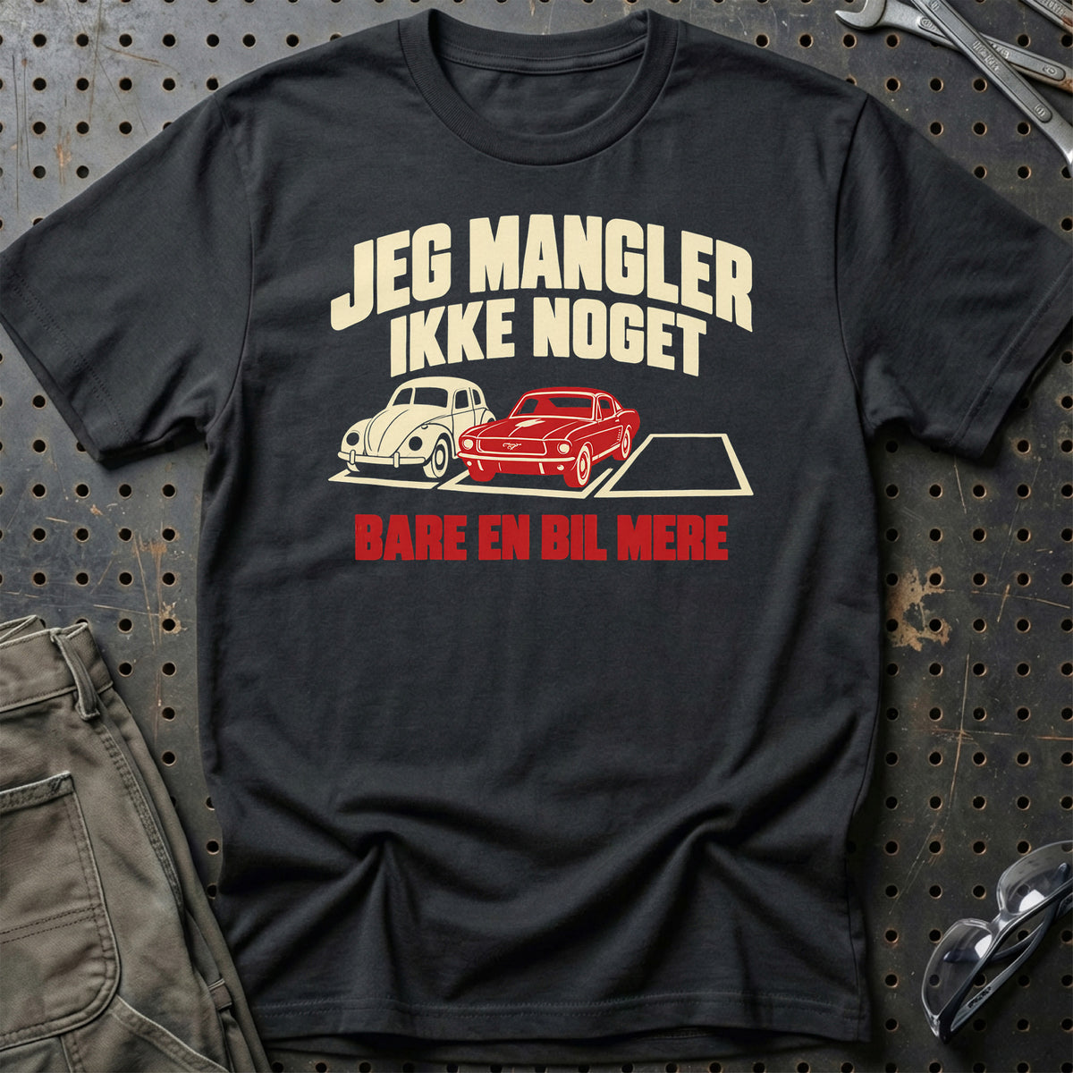 Jeg mangler ikke noget bare en bil mere T-Shirt – Sort