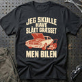Jeg skulle have slået græsset men bilen T-Shirt – Sort