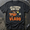 Jeg Stopper Kun For Vlado – Illustration T-Shirt – Sort