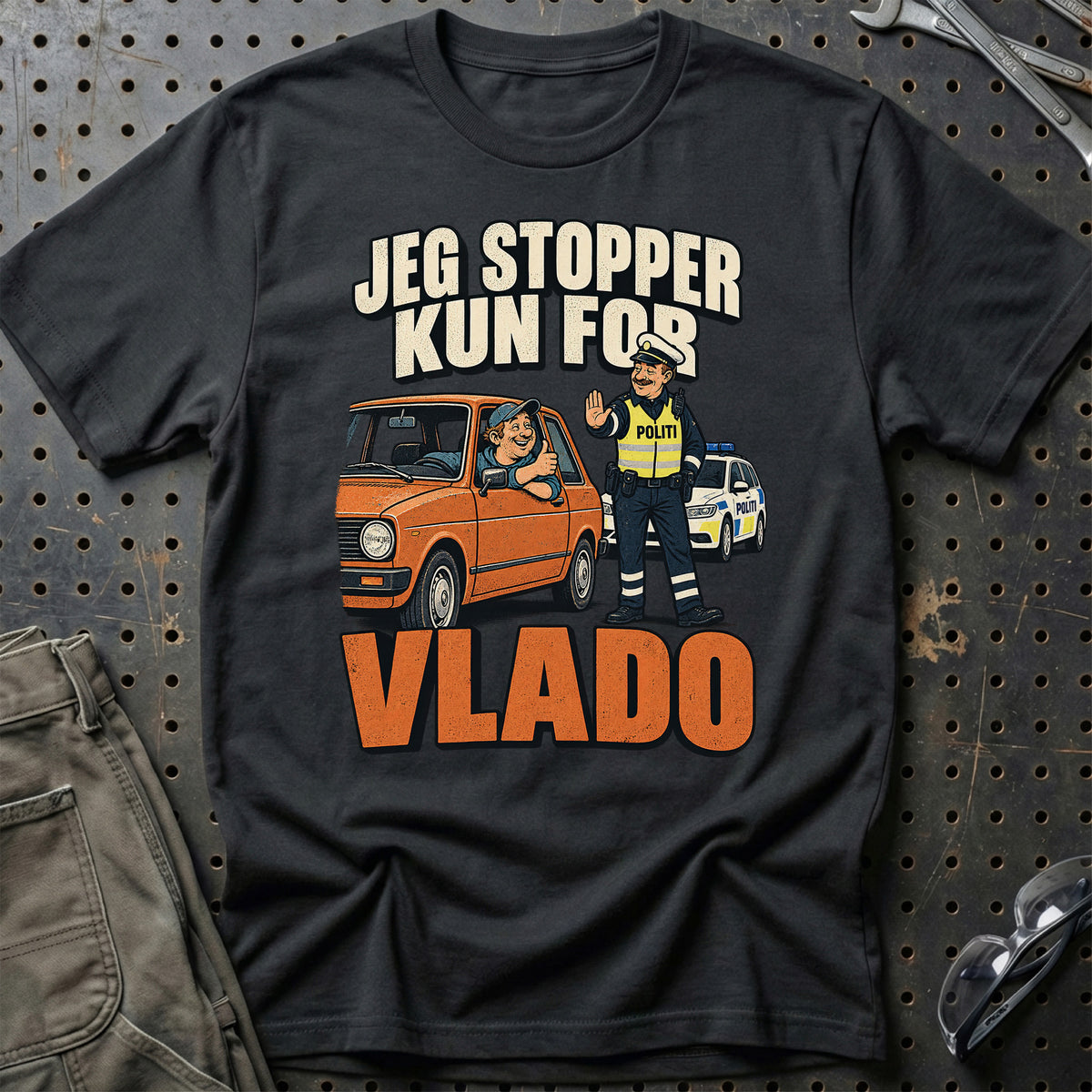 Jeg Stopper Kun For Vlado – Illustration T-Shirt – Sort