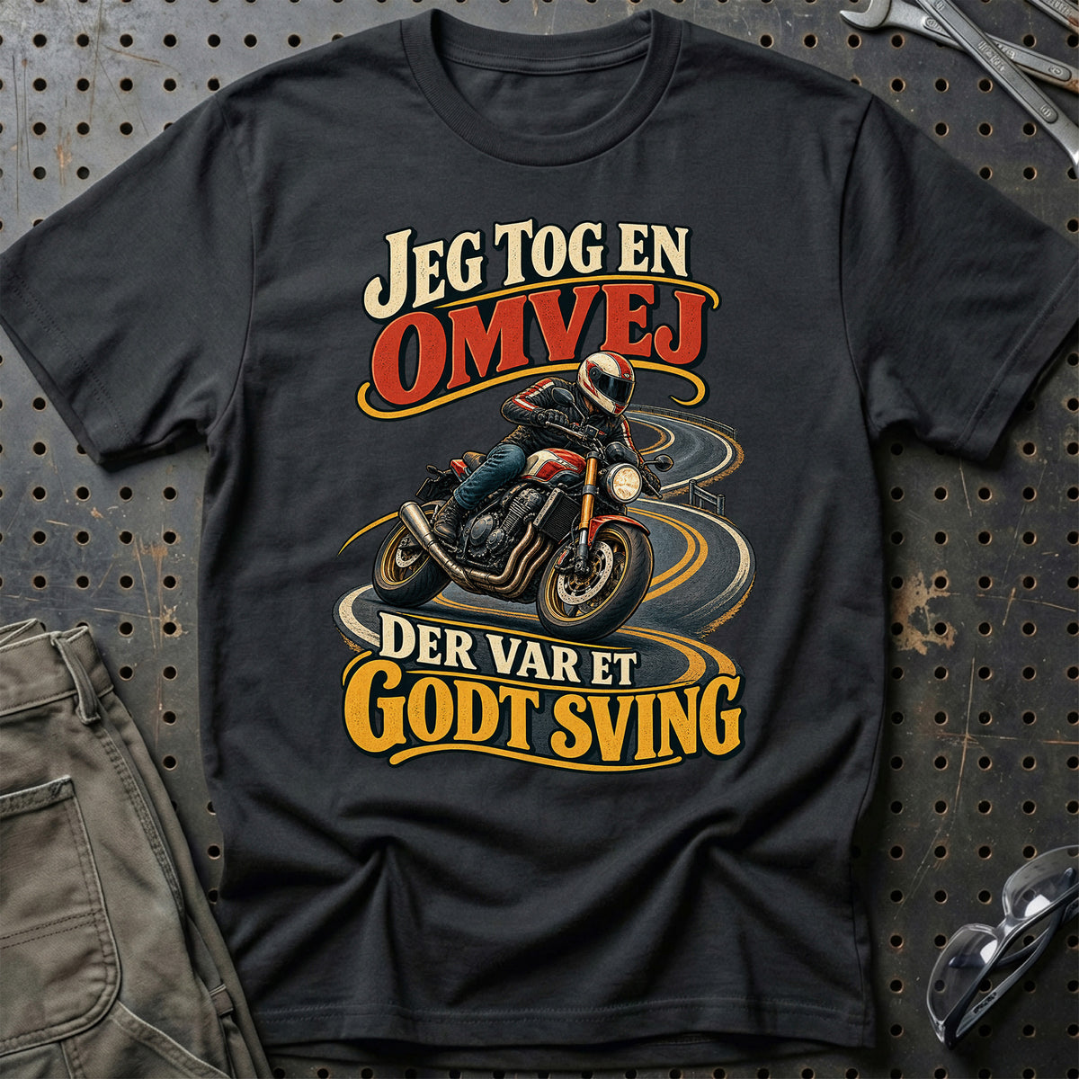 
Jeg tog en omvej der var et godt sving – Illustration – Unisex T-Shirt – Sort