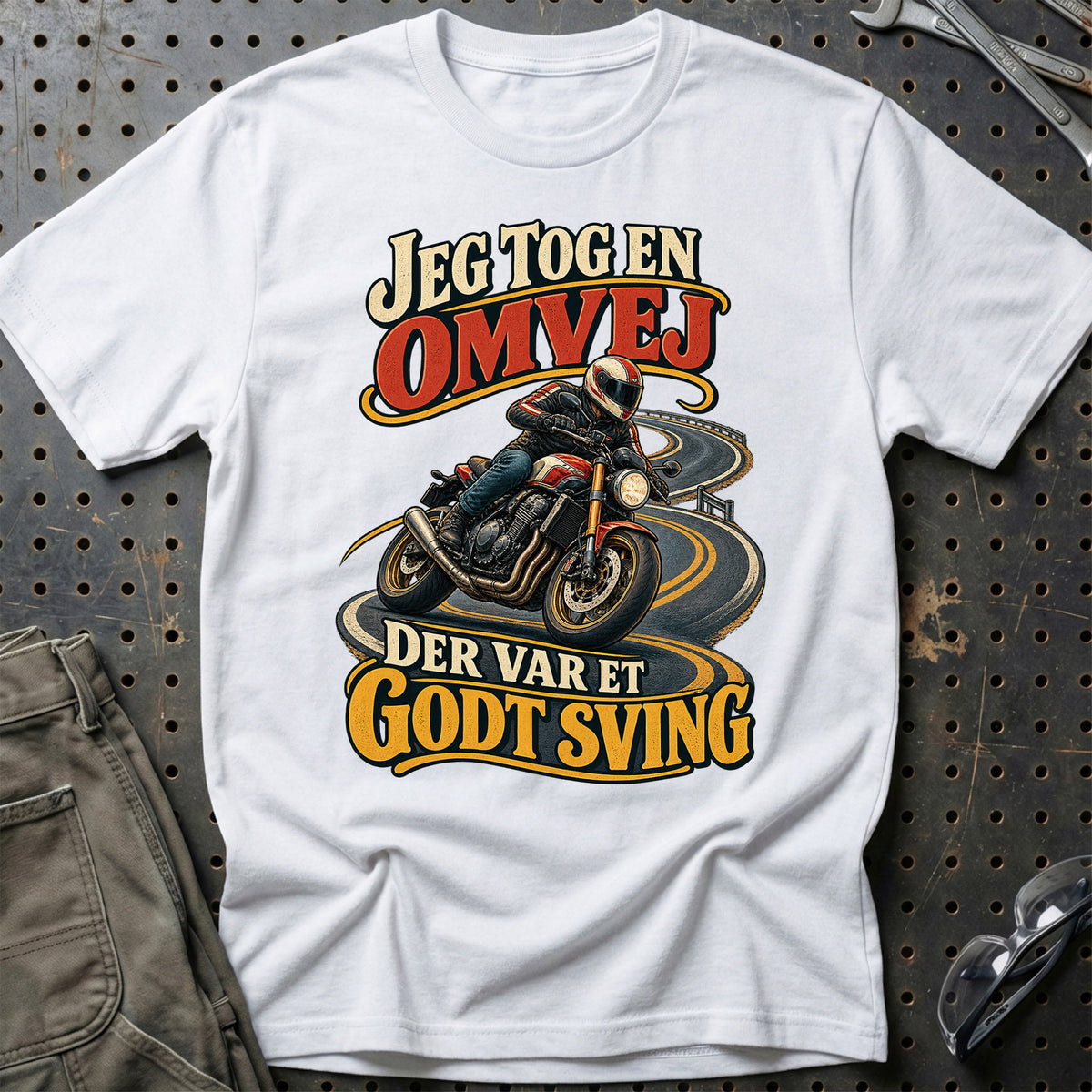 
Jeg tog en omvej der var et godt sving – Illustration – Unisex T-Shirt – Hvid