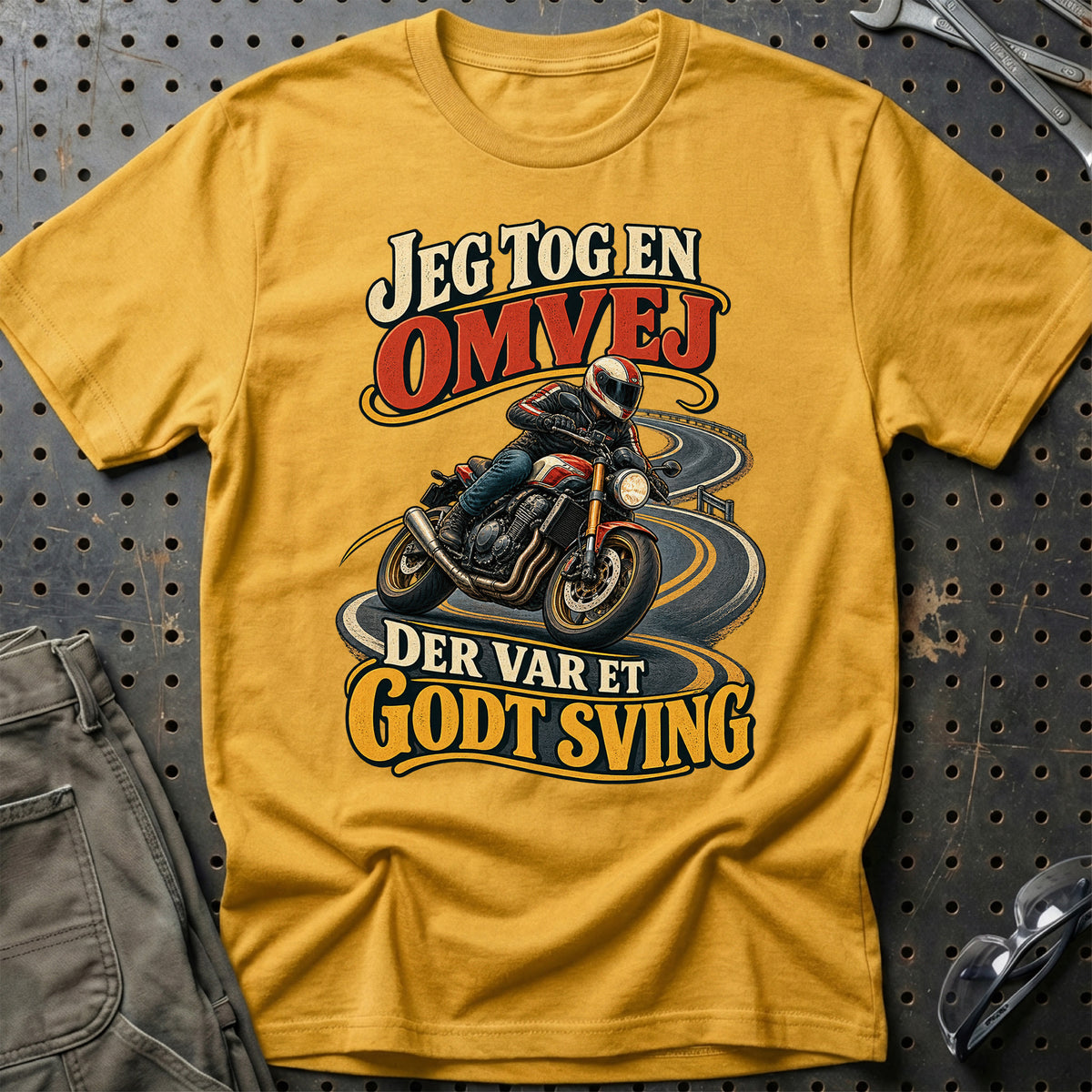 
Jeg tog en omvej der var et godt sving – Illustration – Unisex T-Shirt – Guld