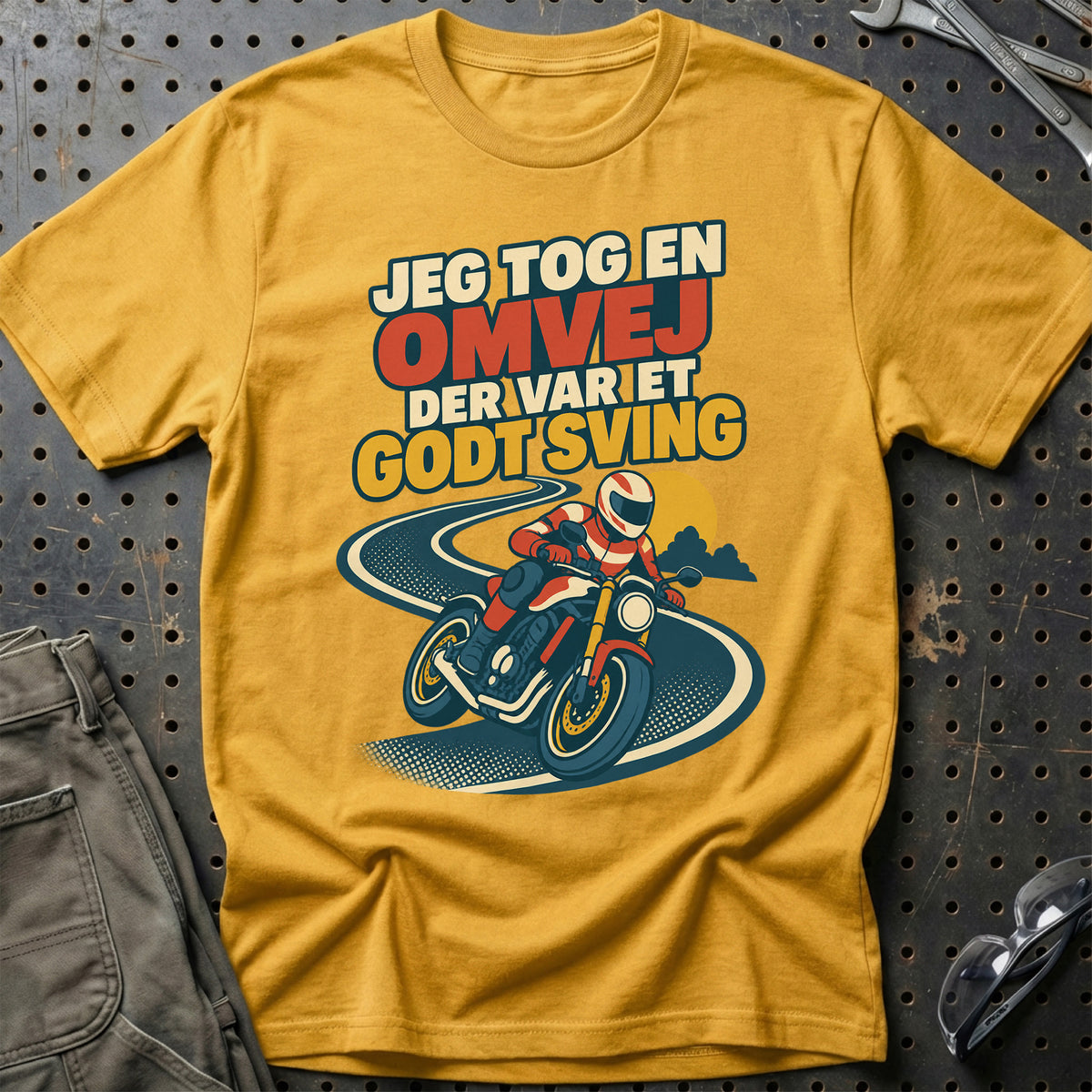 
Jeg tog en omvej der var et godt sving – Retro – Unisex T-Shirt – Guld